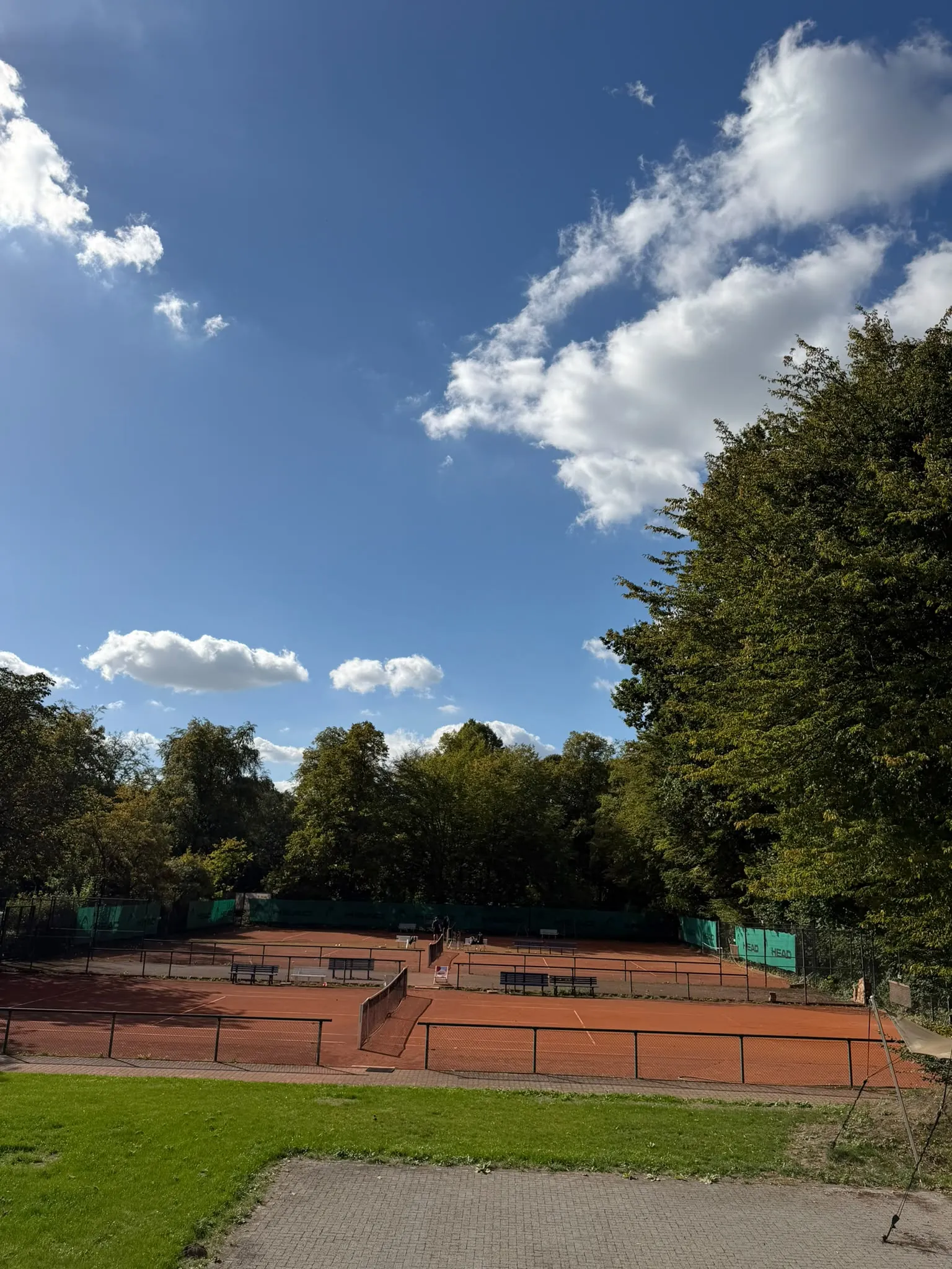 Blick über die Sandplätze am Stadtpark