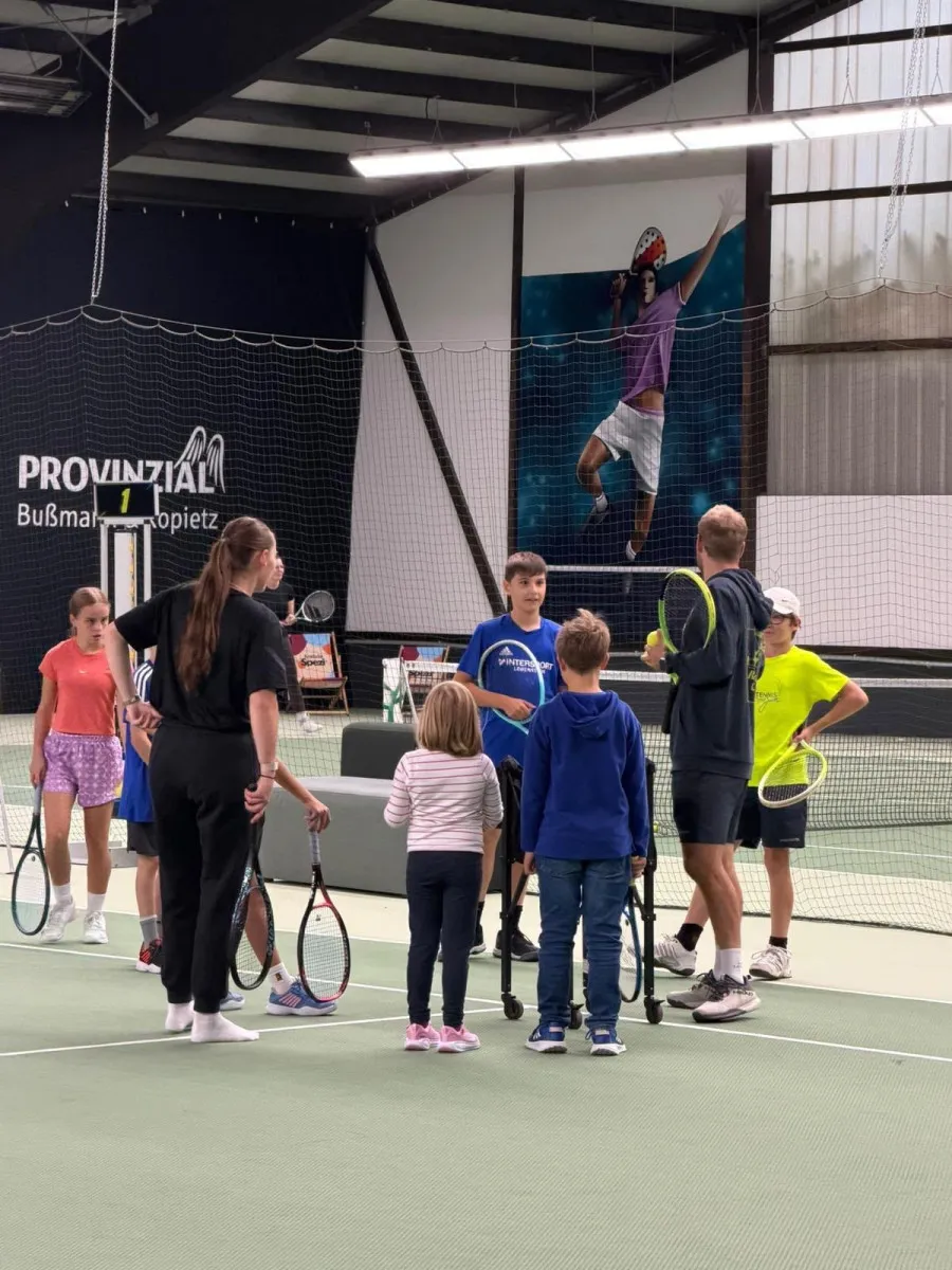 Trainingsgruppe beim Probetraining in der Halle