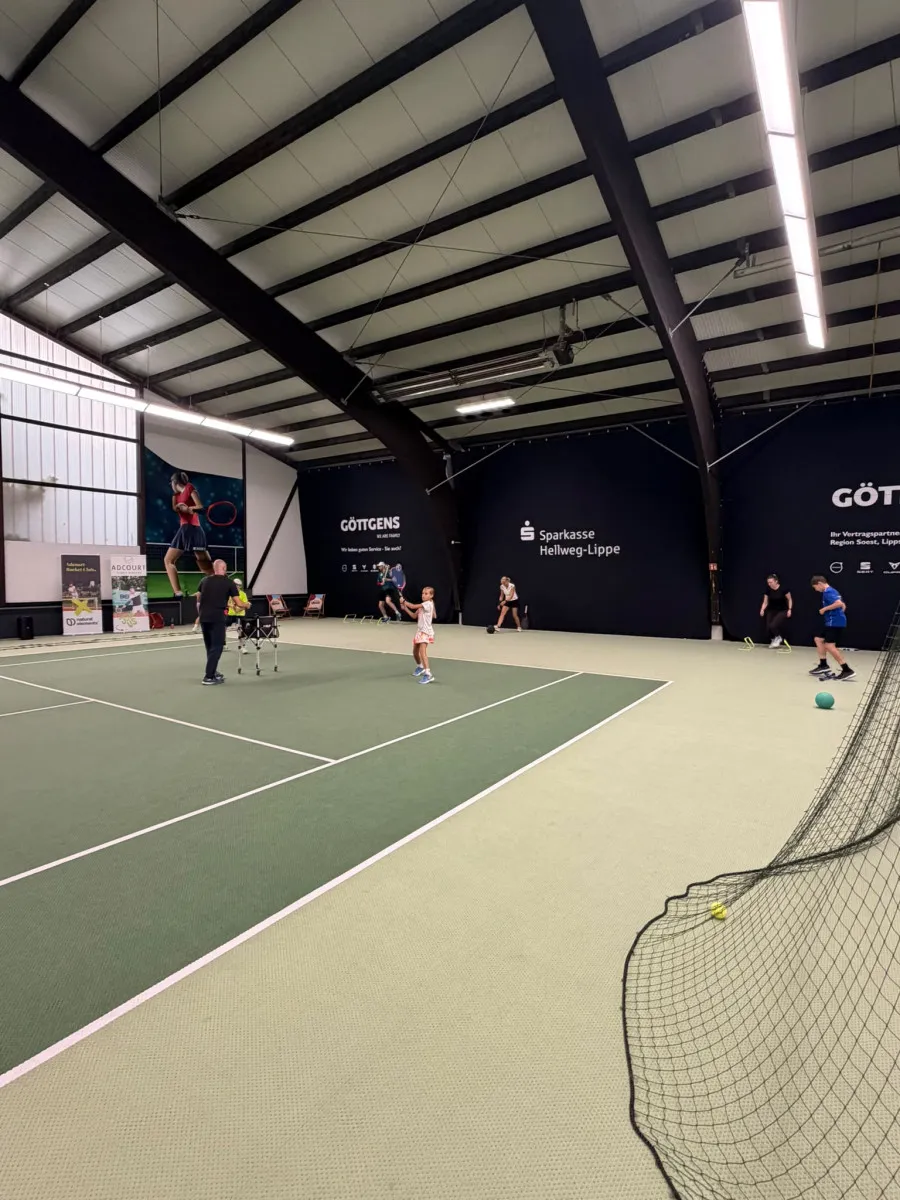 Blick in die Tennishalle während des Probetrainings